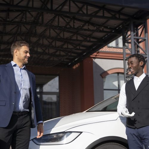 medium-shot-smiley-man-valet medium-shot-smiley-man-valet